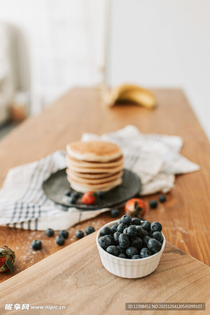 木桌上的美味早餐与鲜果