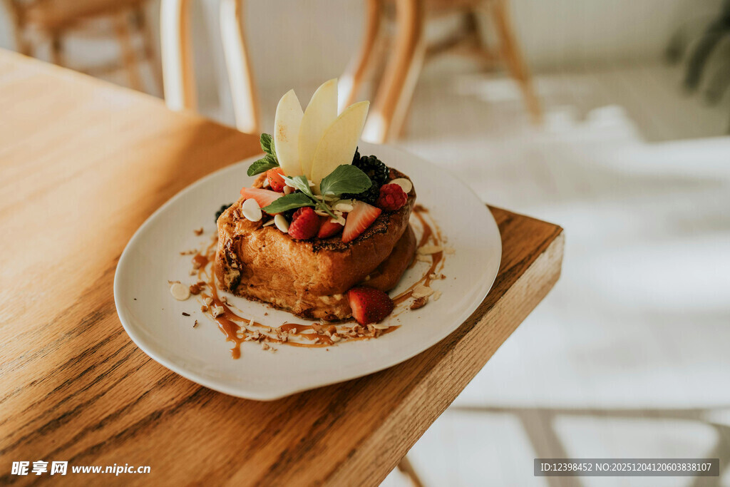 精致甜品摆于木桌之上