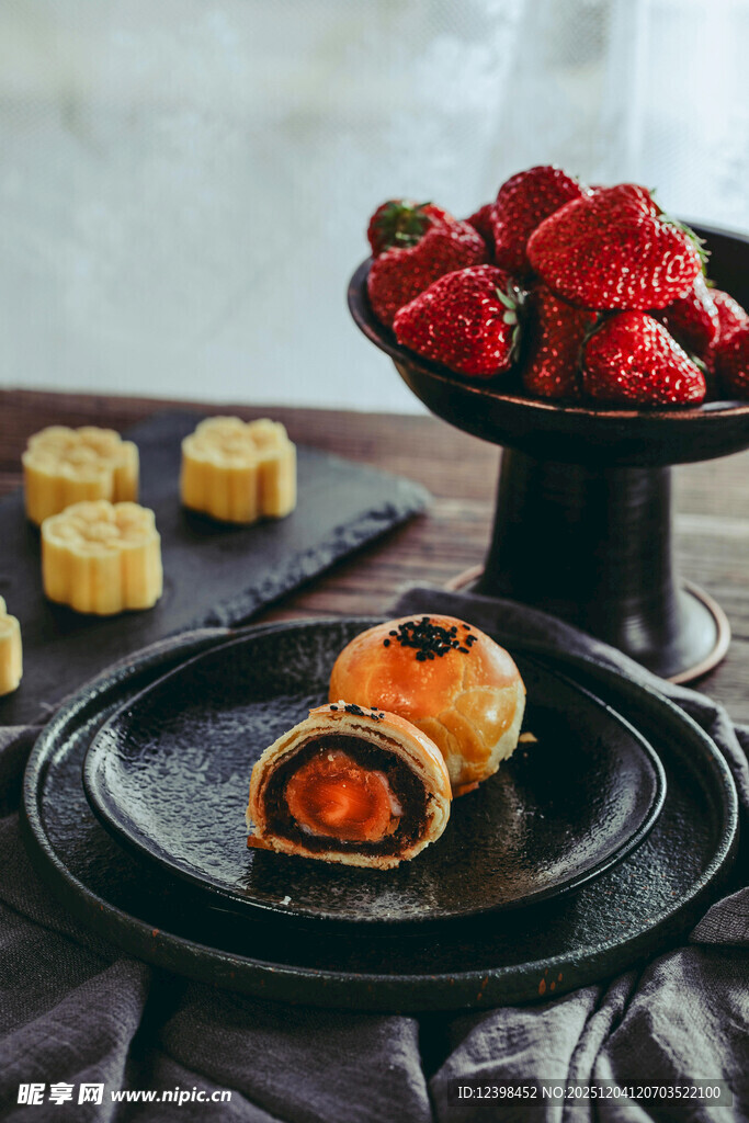 精致糕点与新鲜草莓组合