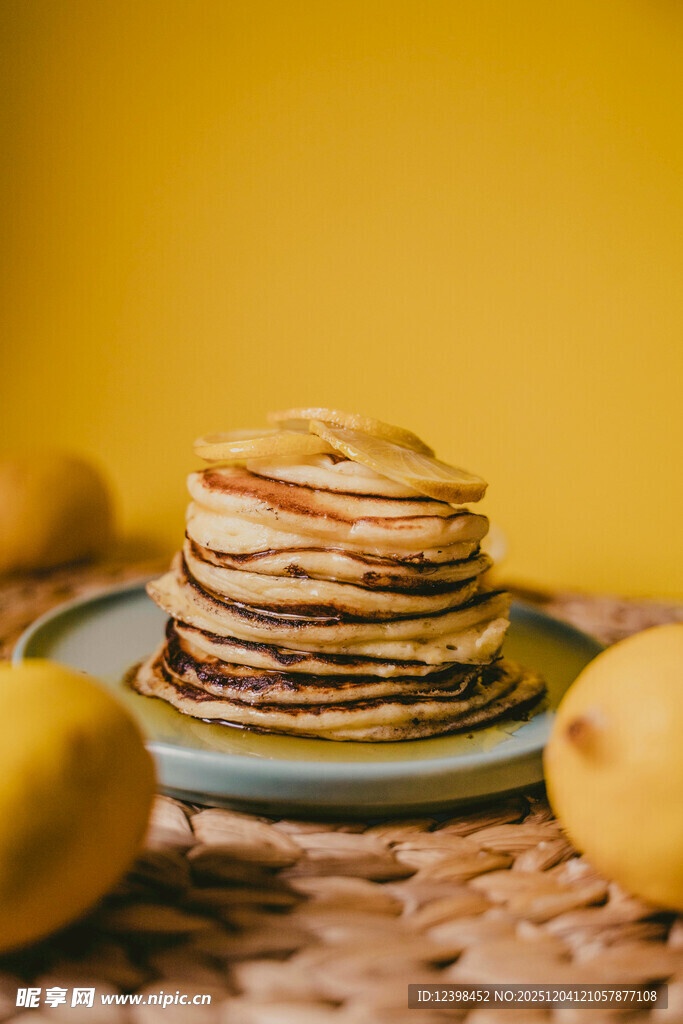 堆叠煎饼与柠檬的美味组合
