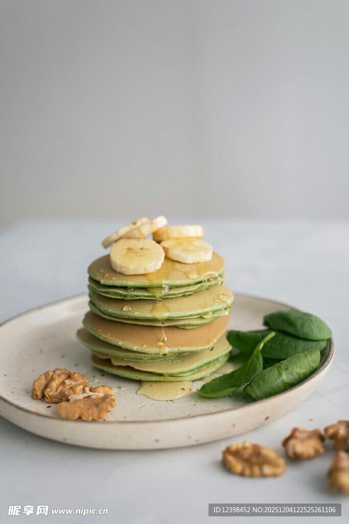 抹茶香蕉松饼配坚果