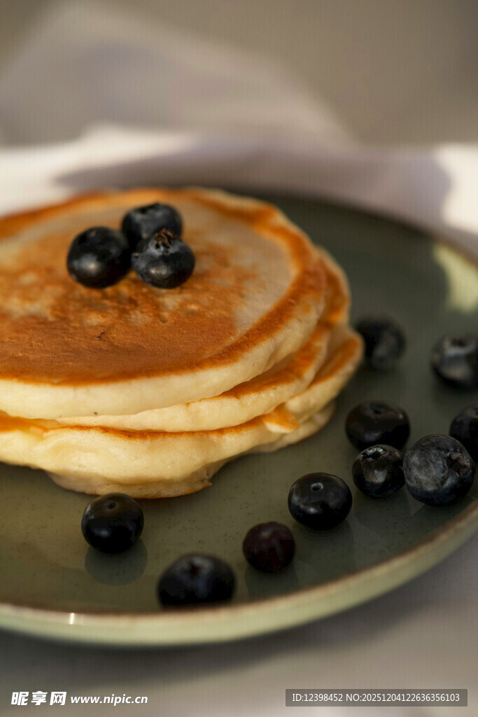 蓝莓松饼摆放在盘中