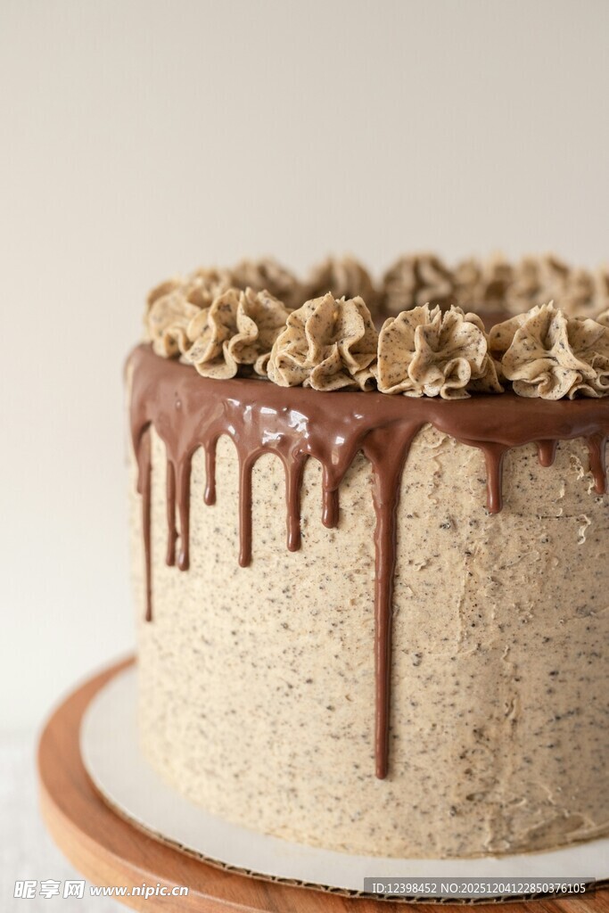 巧克力淋面坚果装饰蛋糕