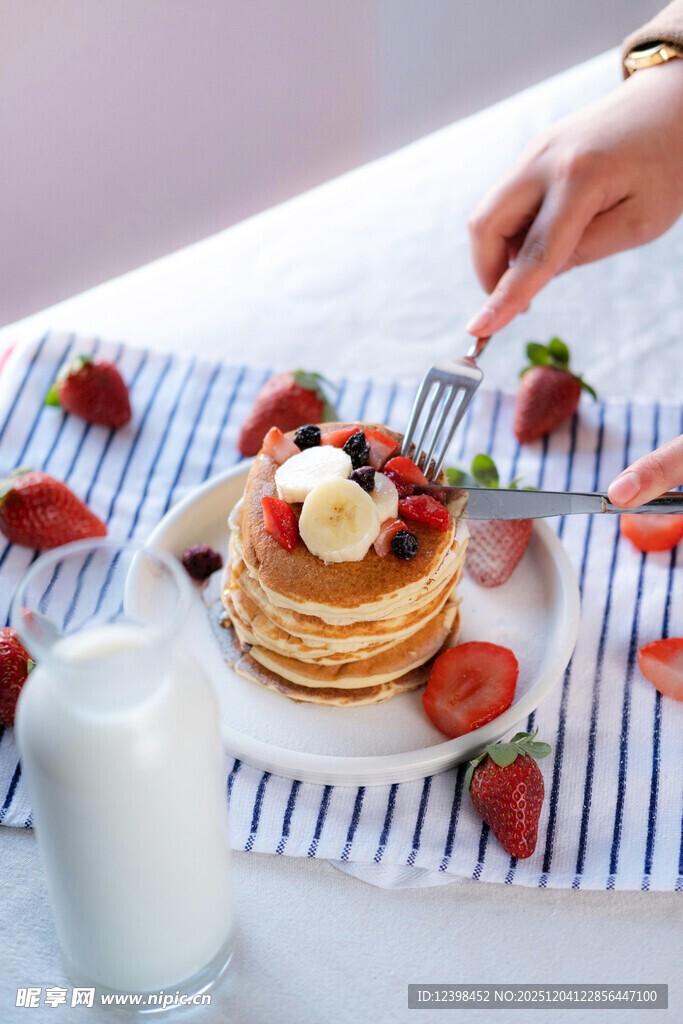 美味草莓松饼的诱人瞬间