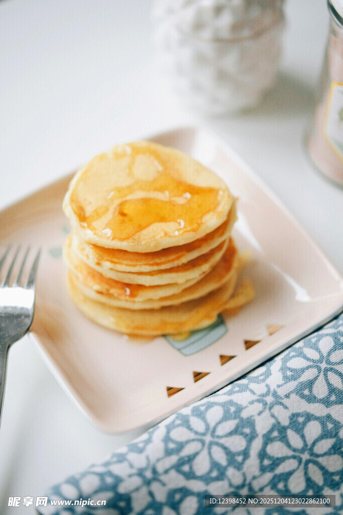 美味松饼堆叠在白色盘子上