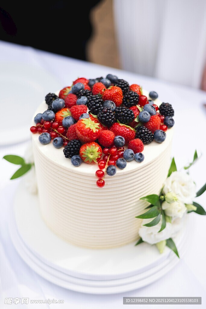 浆果装饰的精美白色蛋糕