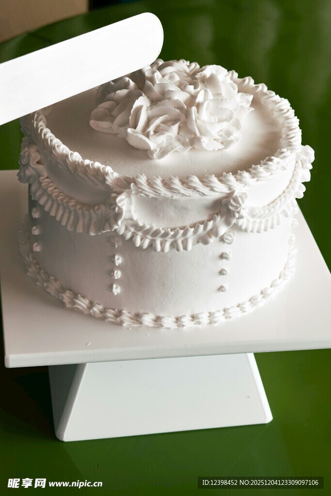 精致白色双层装饰蛋糕
