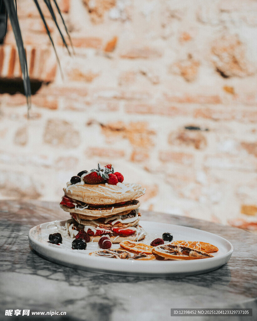 美味水果松饼摆盘展示
