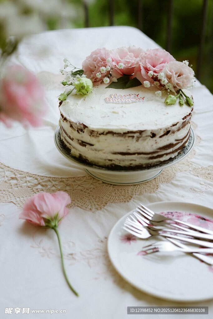 精致花卉装饰多层蛋糕