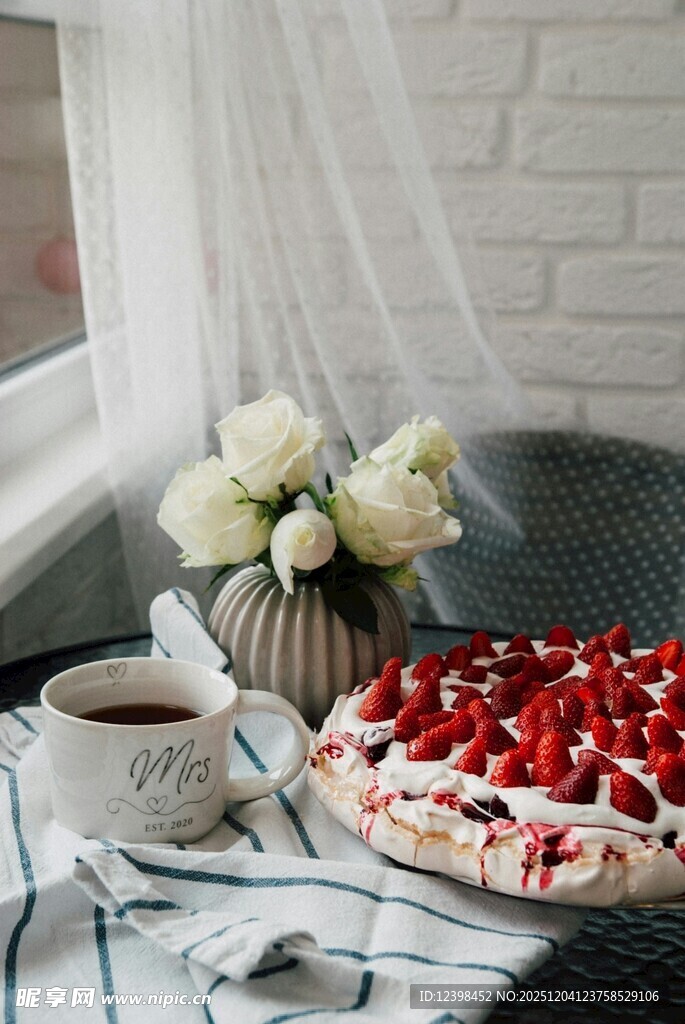 窗边精致甜点与花卉布置