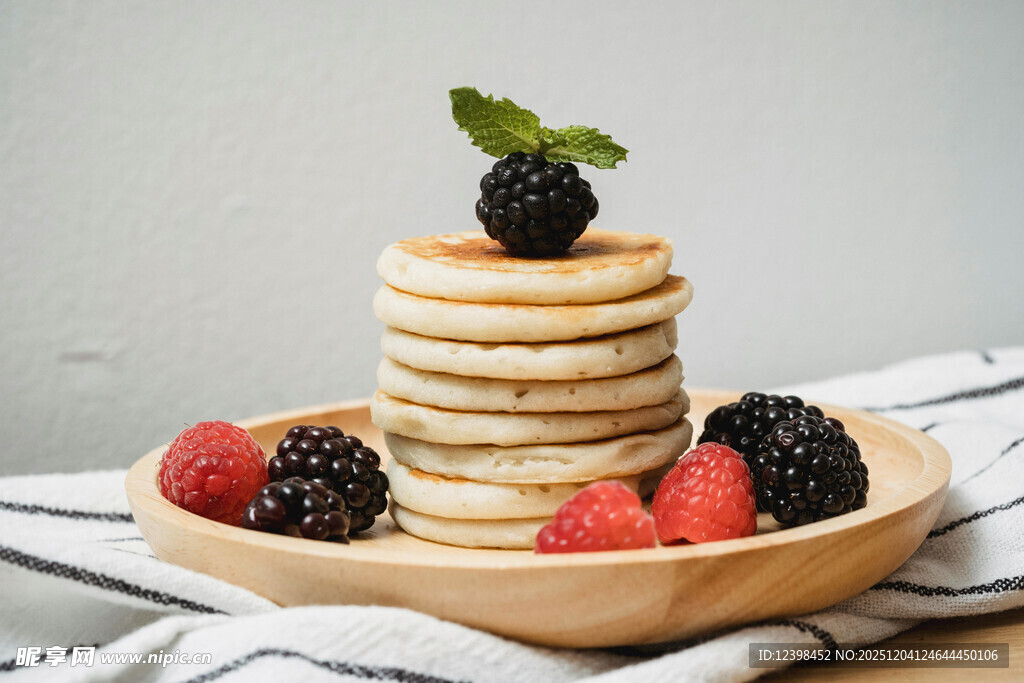 莓果装饰的美味松饼塔