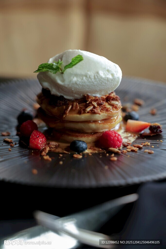 美味华夫饼配精致奶油