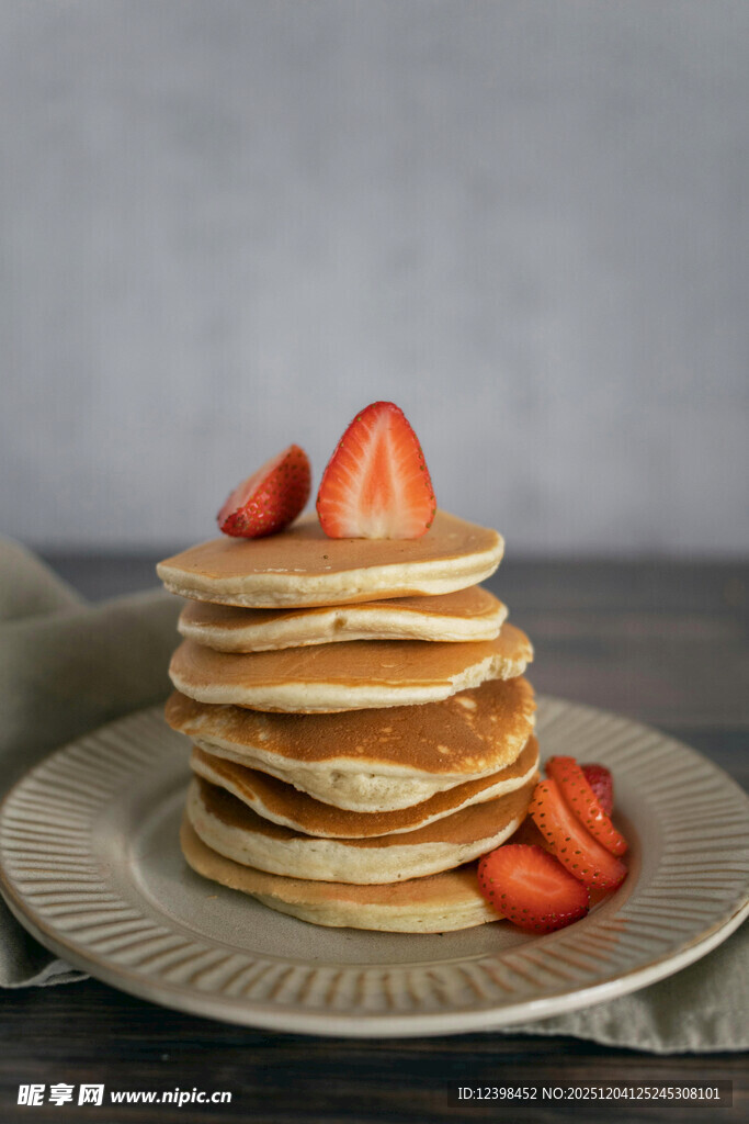 草莓松饼堆叠在浅色盘子上