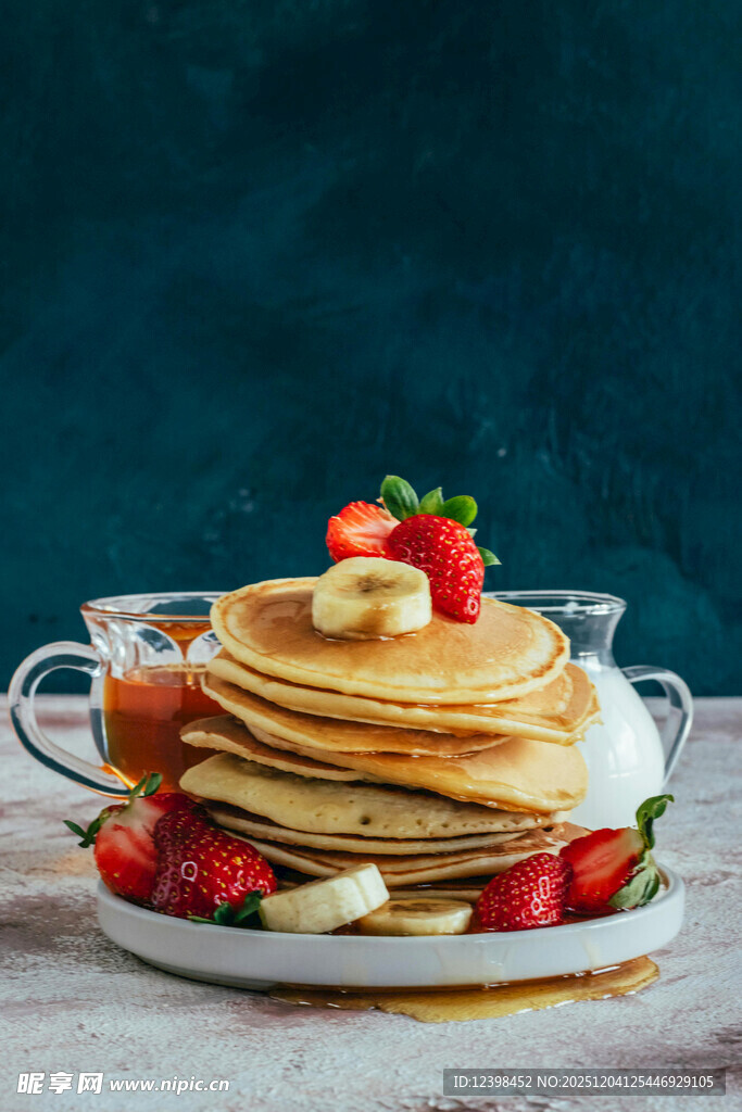 美味草莓香蕉松饼拼盘