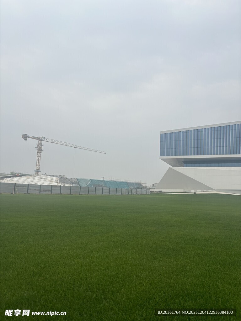 户外绿地旁的现代建筑