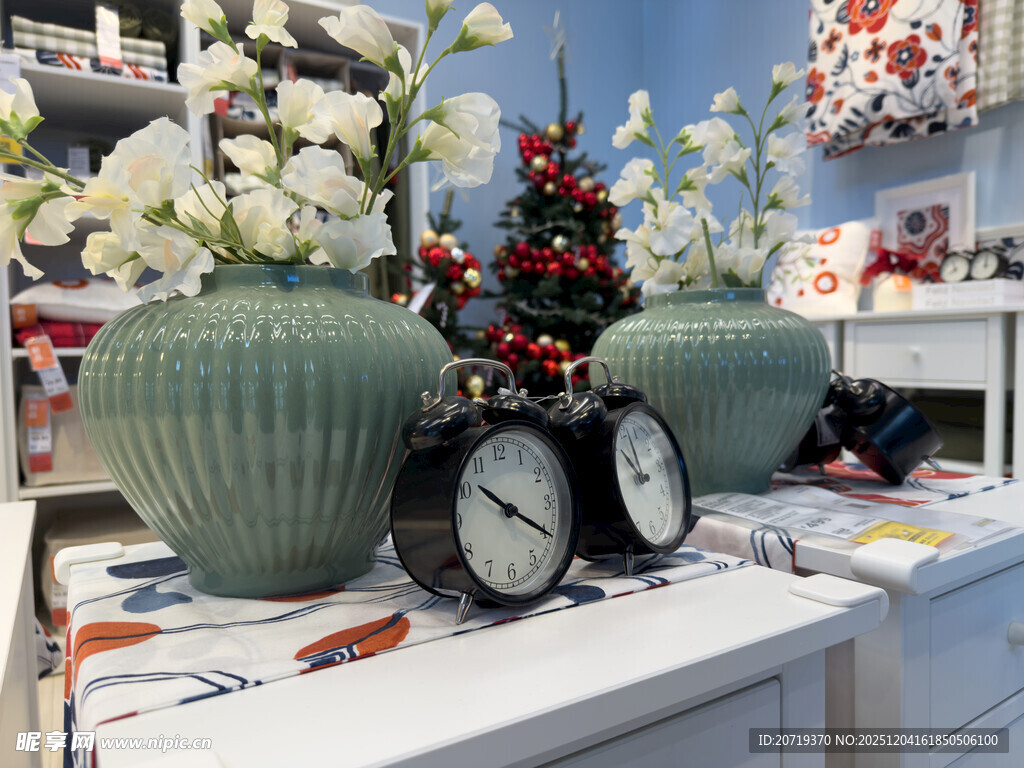 节日装饰摆件与复古时钟