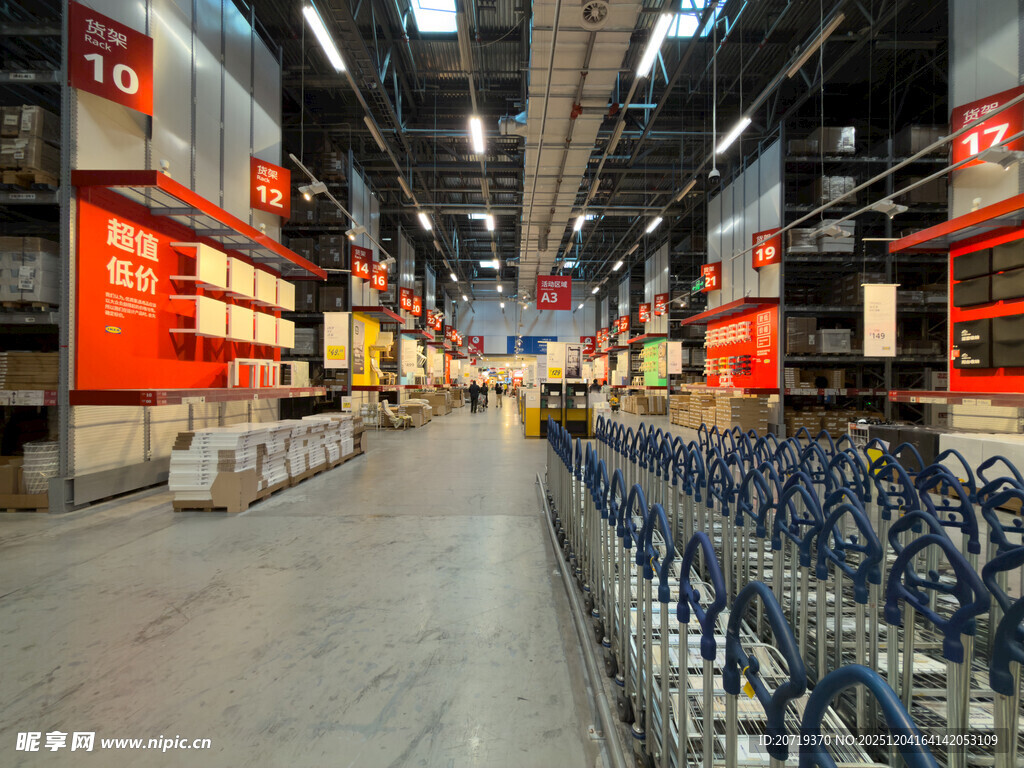 大型超市内景与购物车摆放