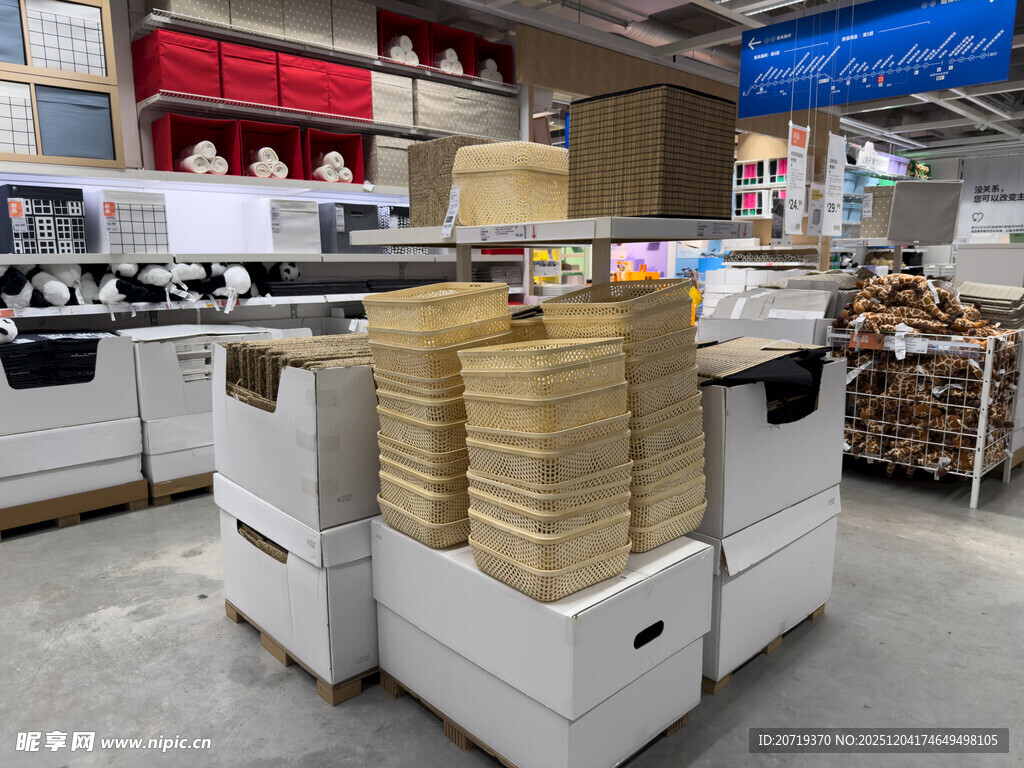 超市内堆放的货物与货架