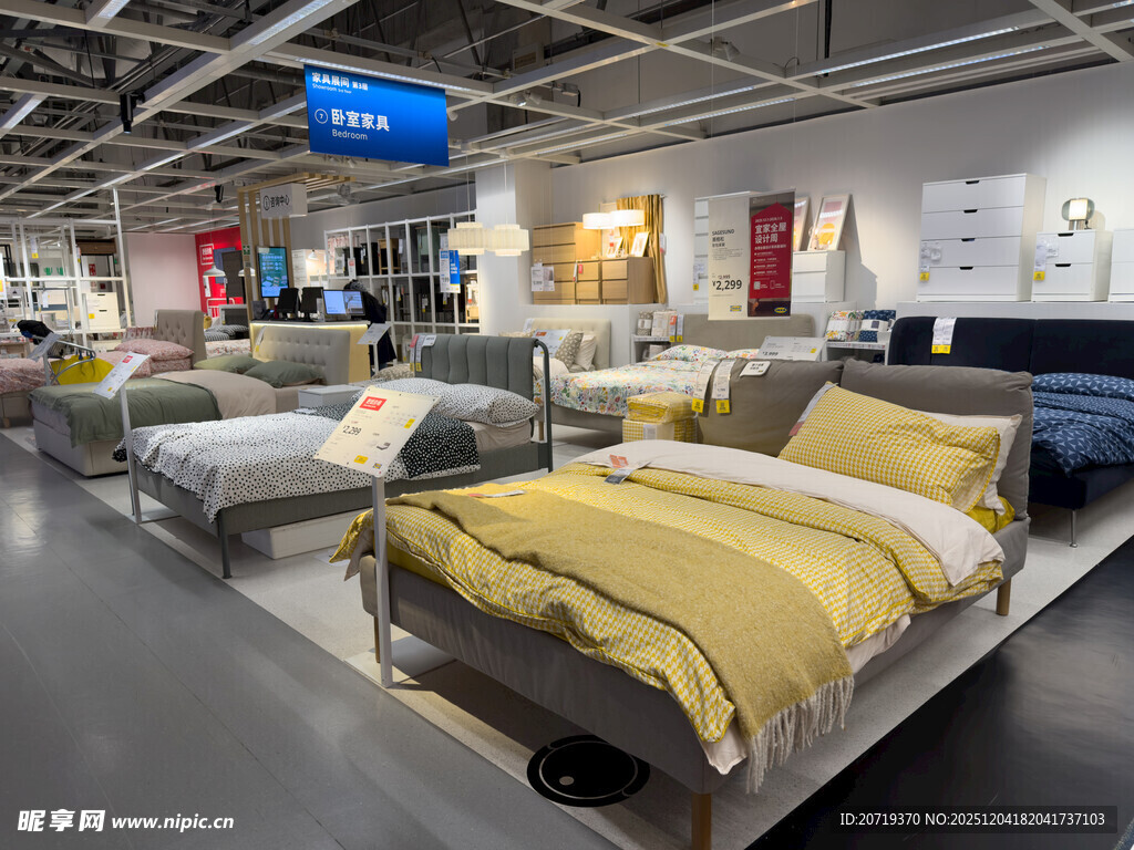 现代家具展厅展示多样床铺