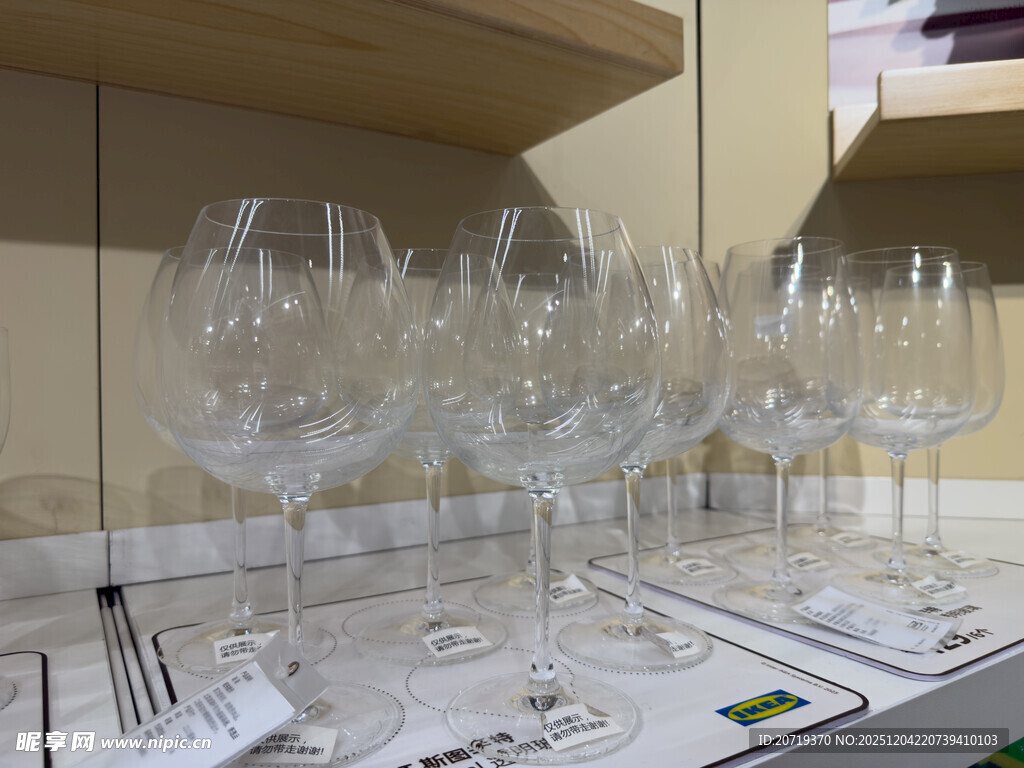 展示架上的透明玻璃酒杯