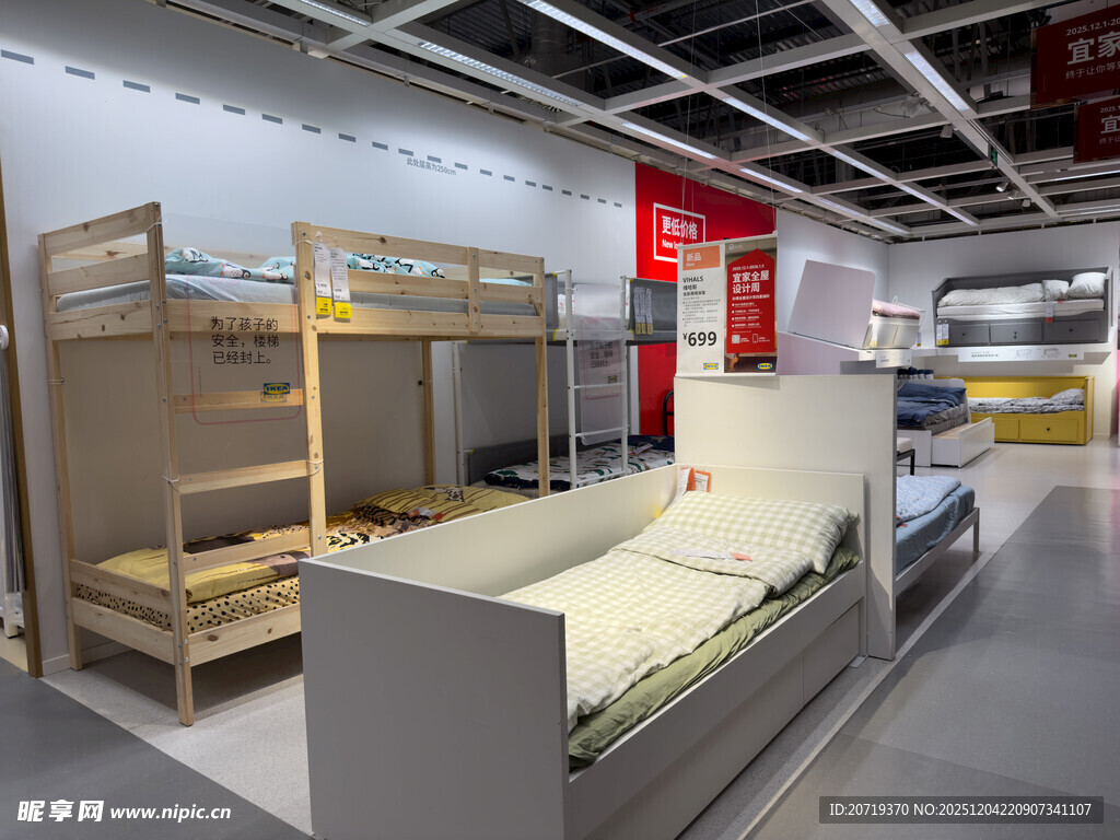 家居店内的多样家具展示