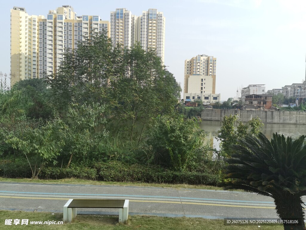 城市河畔景观与休憩长椅
