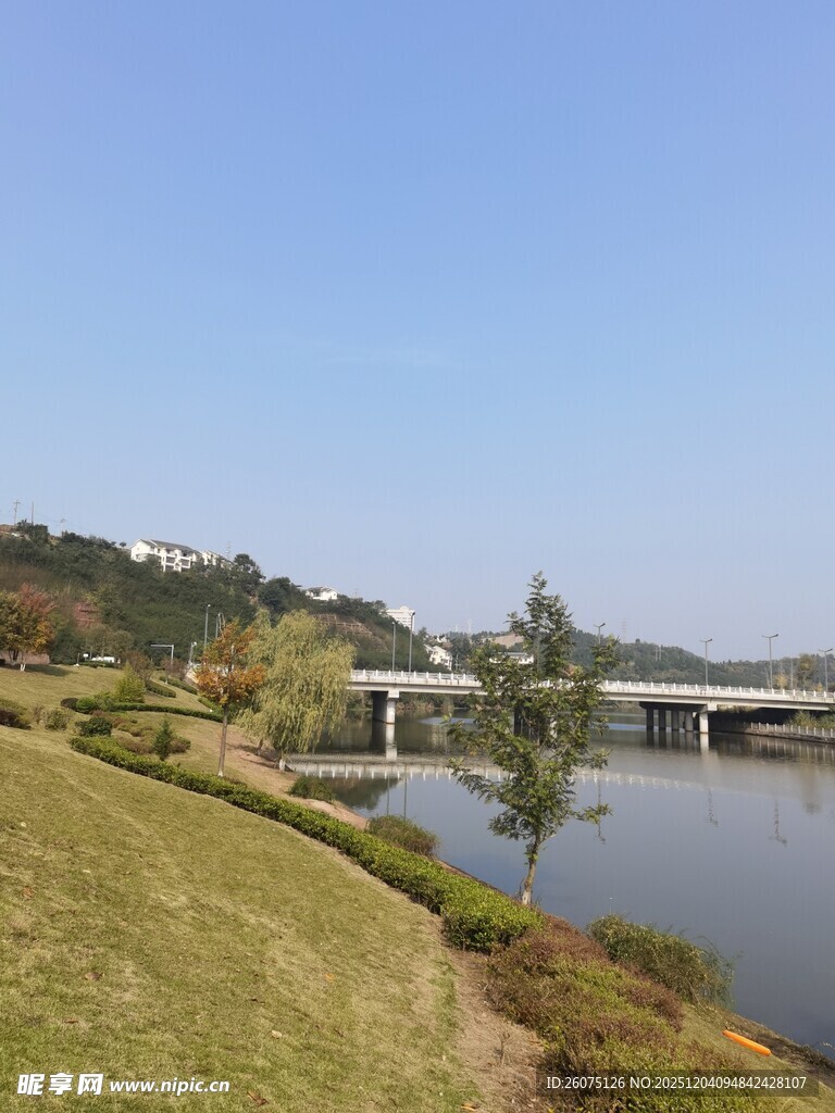 河畔风光宁静自然景致