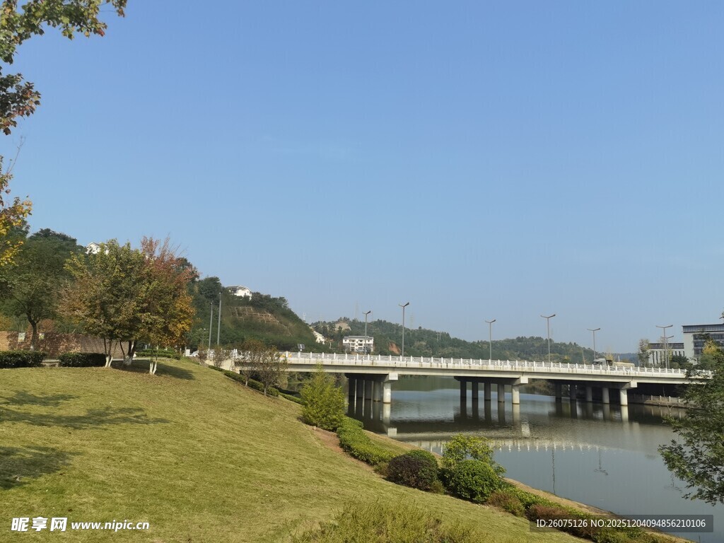河畔风光桥梁横跨美景