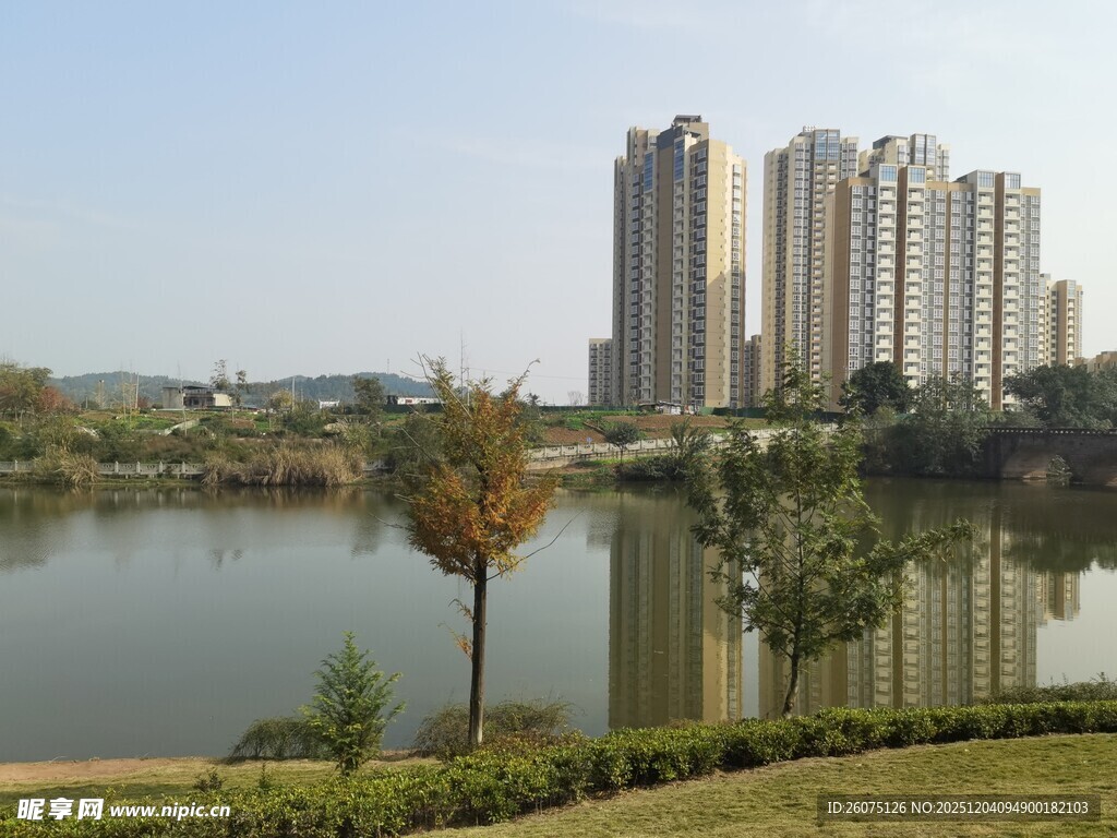 湖畔高楼景观图