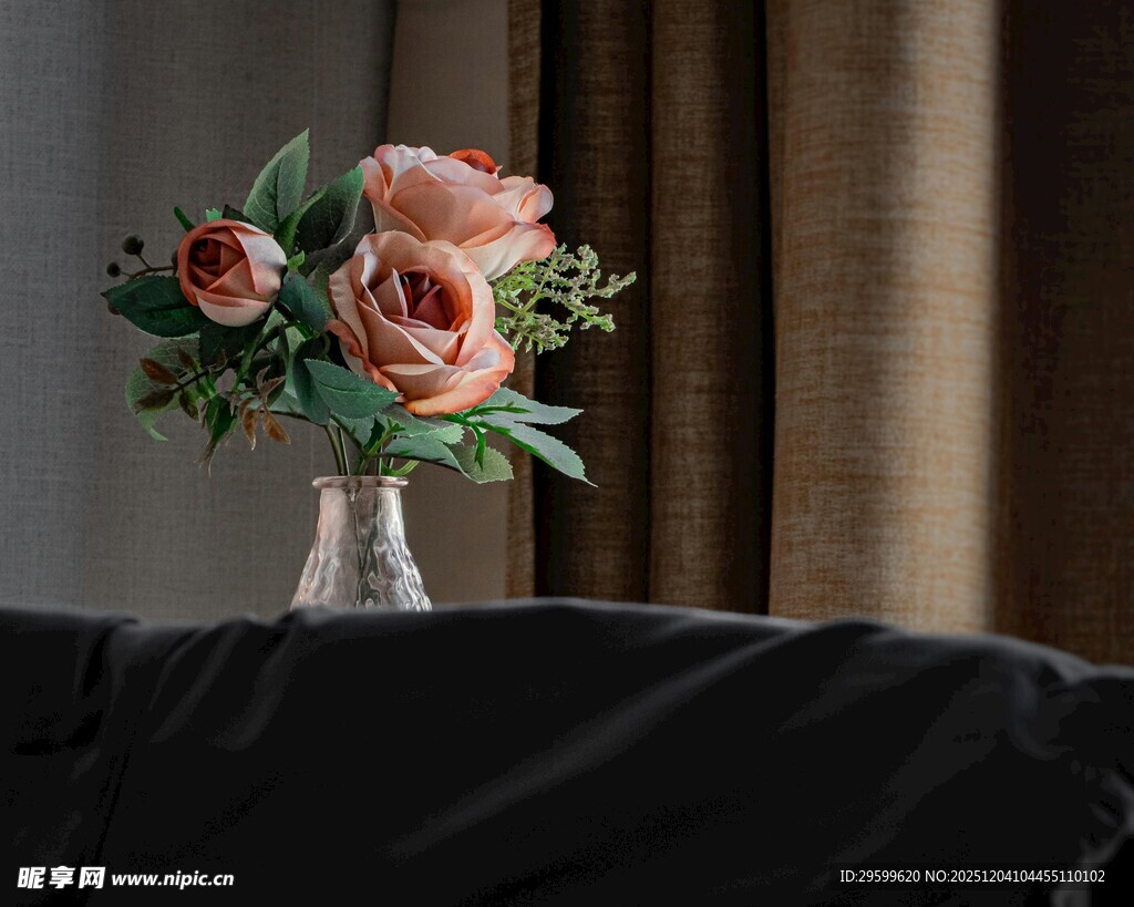 花瓶中的娇艳花卉