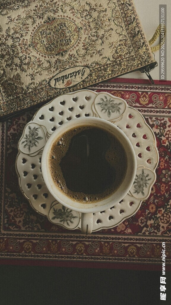 复古风茶具与精美织物