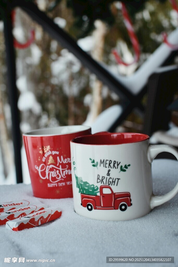 圣诞主题杯置于雪景中