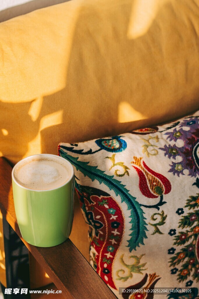 温馨角落的多彩杯垫与杯