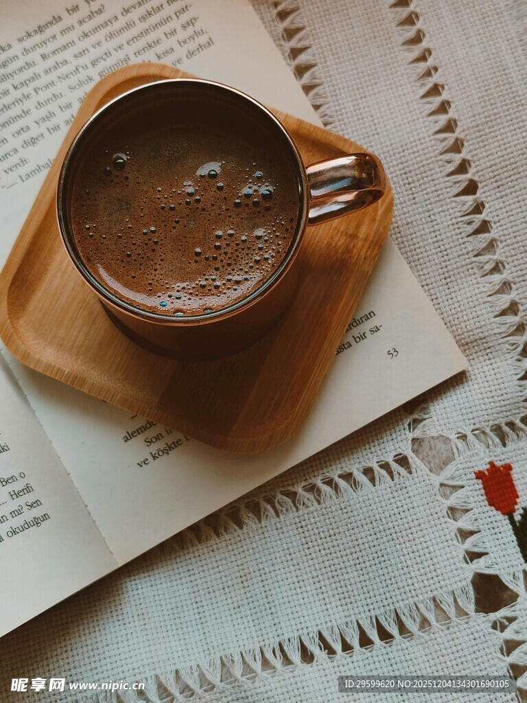 咖啡置于翻开书页上