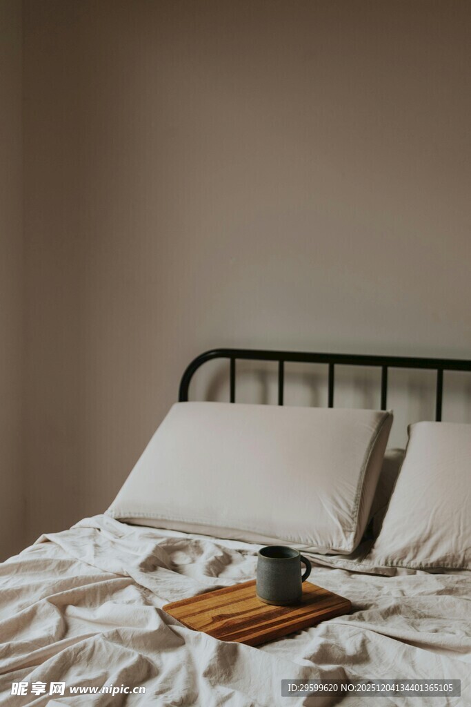 简约卧室中的温馨床铺