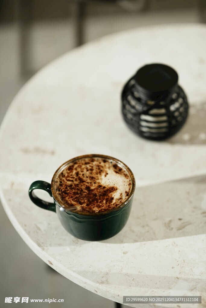 精致咖啡与摆件的温馨画面