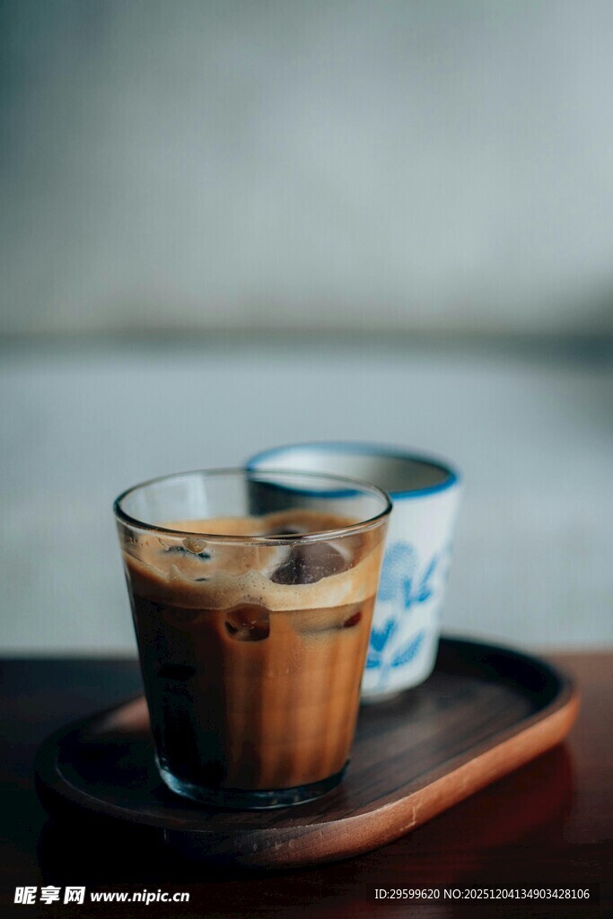 两杯美味咖啡置于托盘上