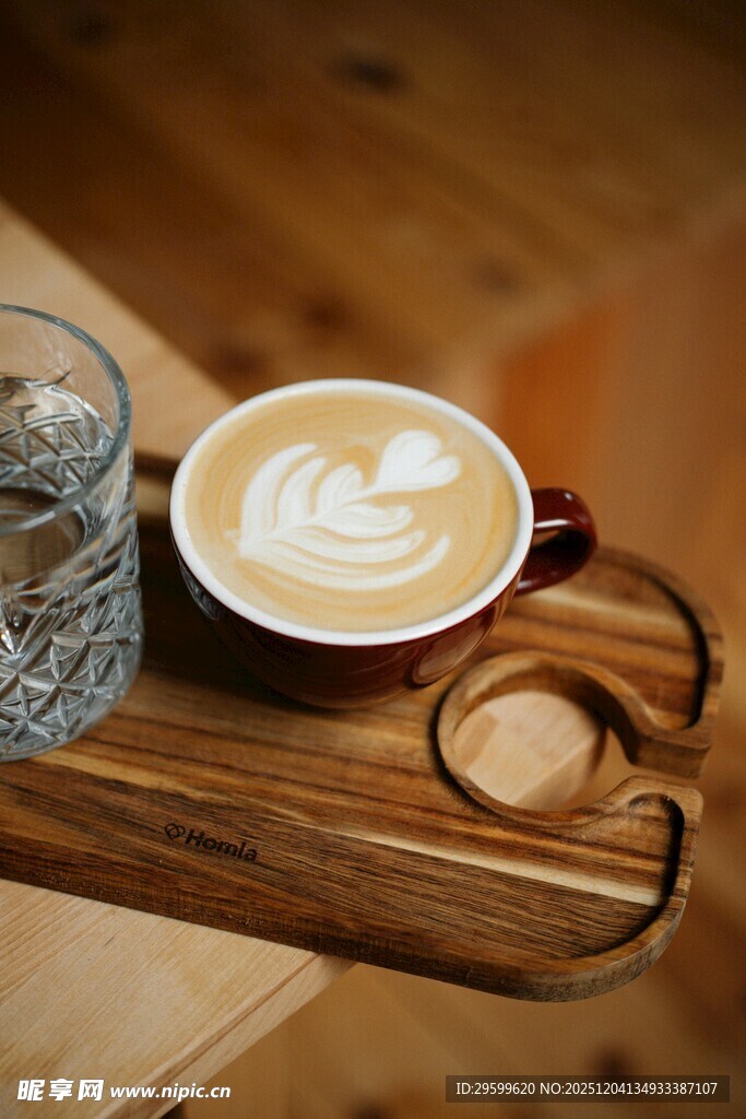精致拉花咖啡置于木托盘