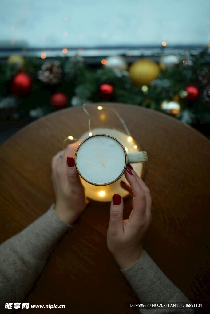 双手捧杯的温馨冬日场景