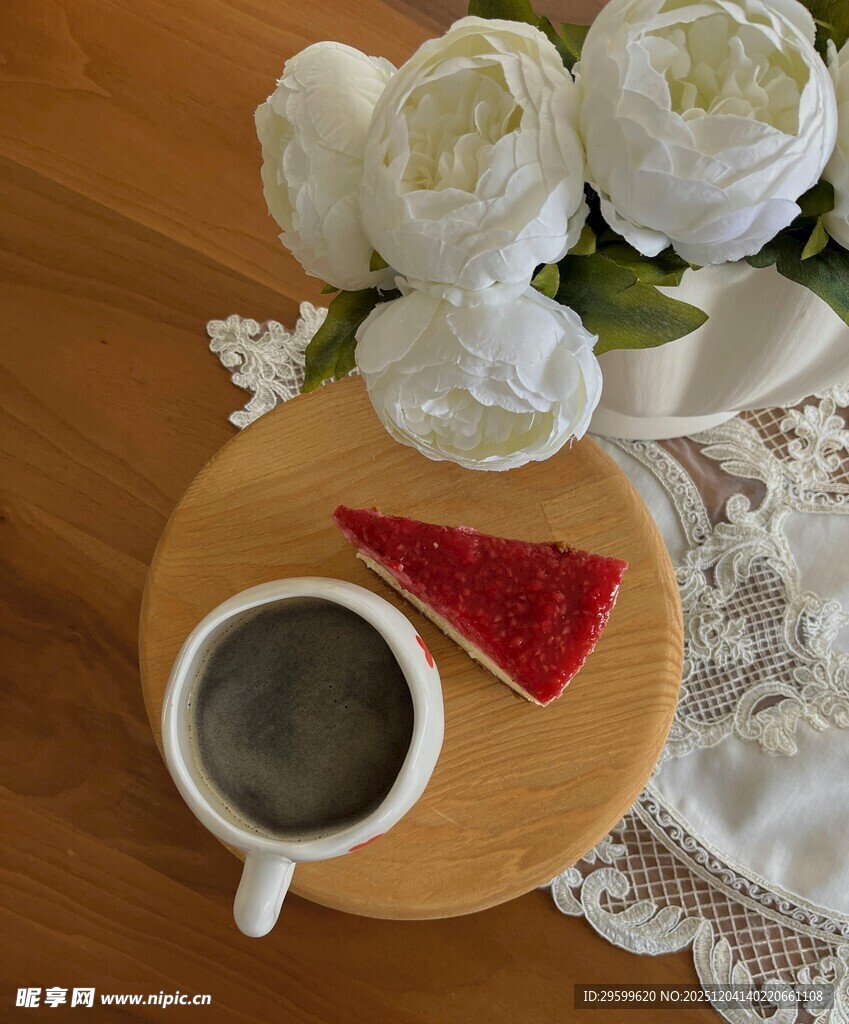 咖啡甜点与白牡丹的惬意时光