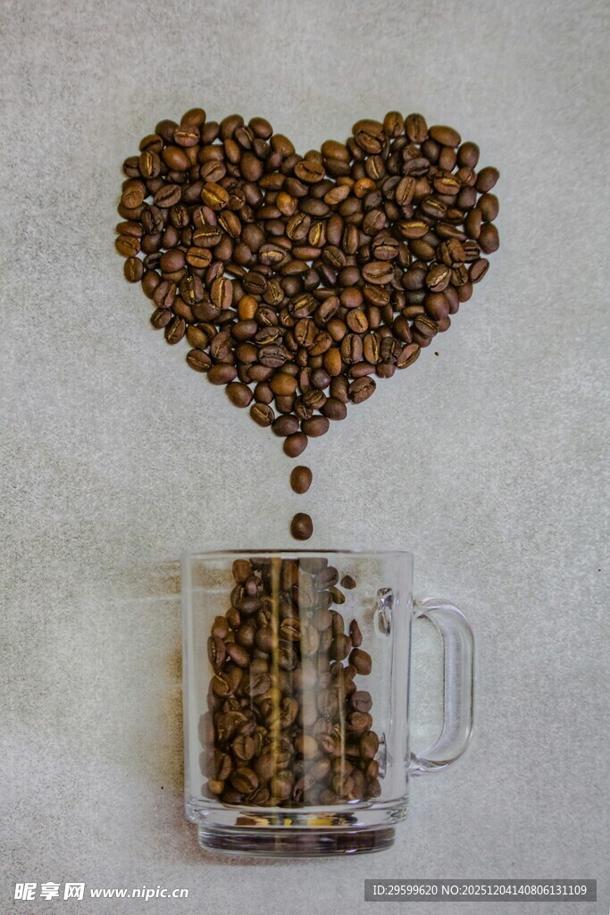 心形咖啡豆落入透明杯