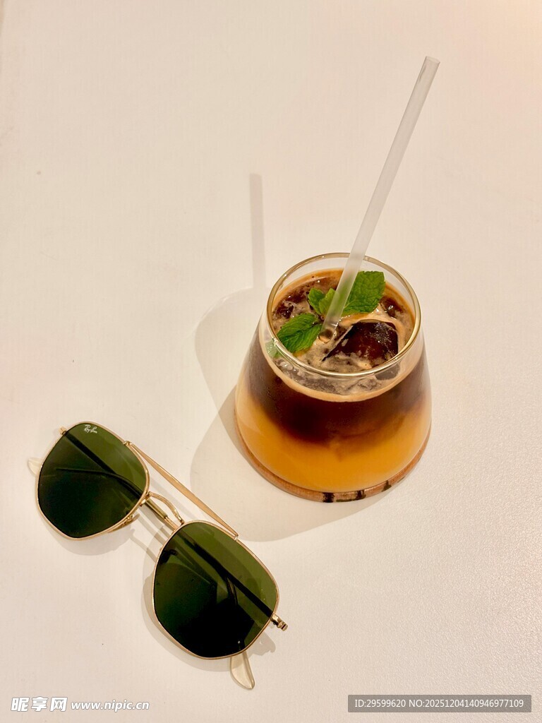 夏日清凉特调与时尚墨镜