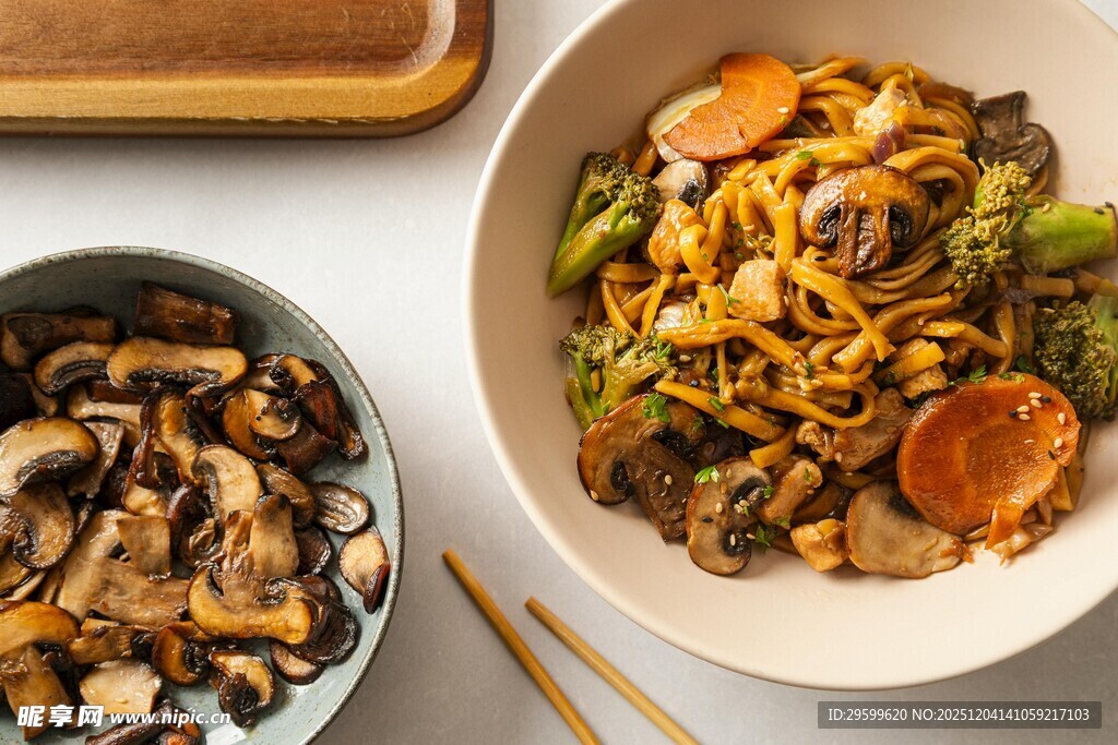美味中式炒面与炒蘑菇