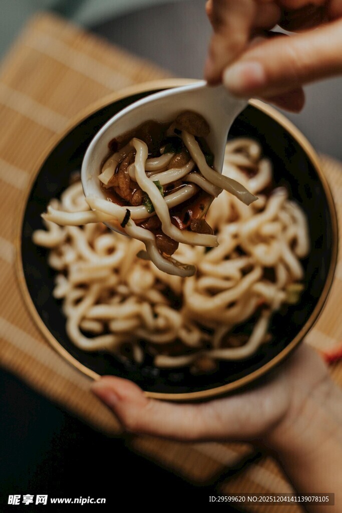 手捧碗中美味面条