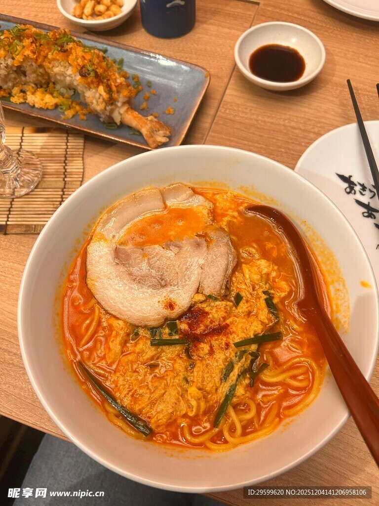 美味海鲜拉面诱人呈现