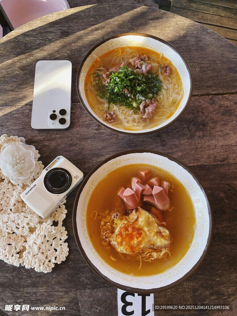 两碗美味汤品搭配小食