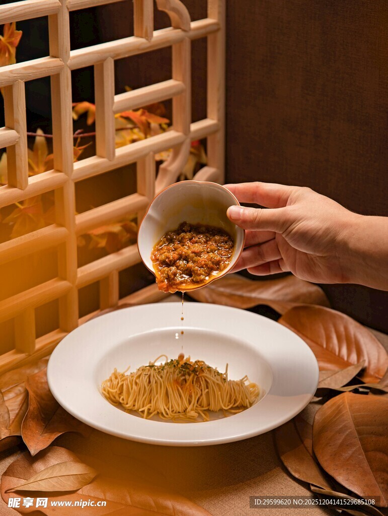 手舀美食至盘中