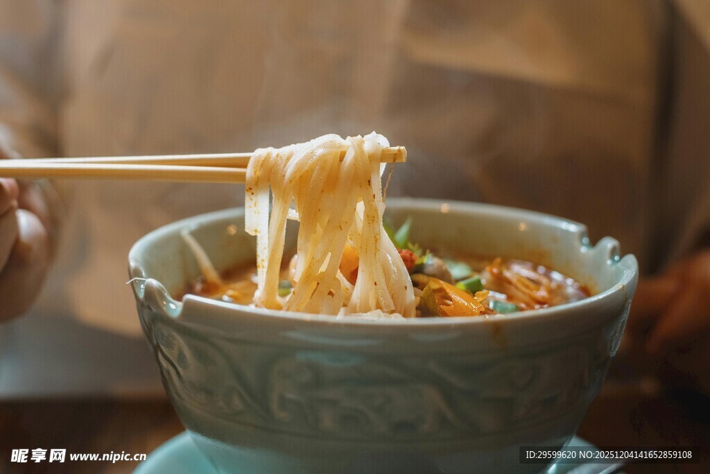 筷子夹起的美味面条