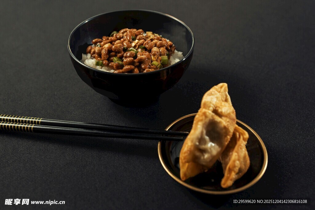 美味饺子与配菜