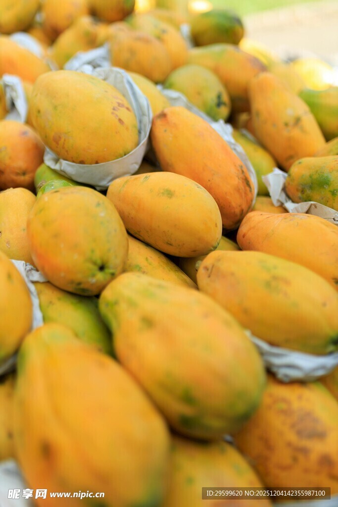 新鲜芒果堆成诱人果堆